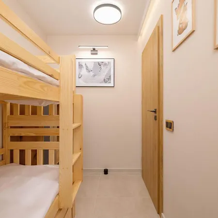 Three Cubs By Renters Prestige Daire *